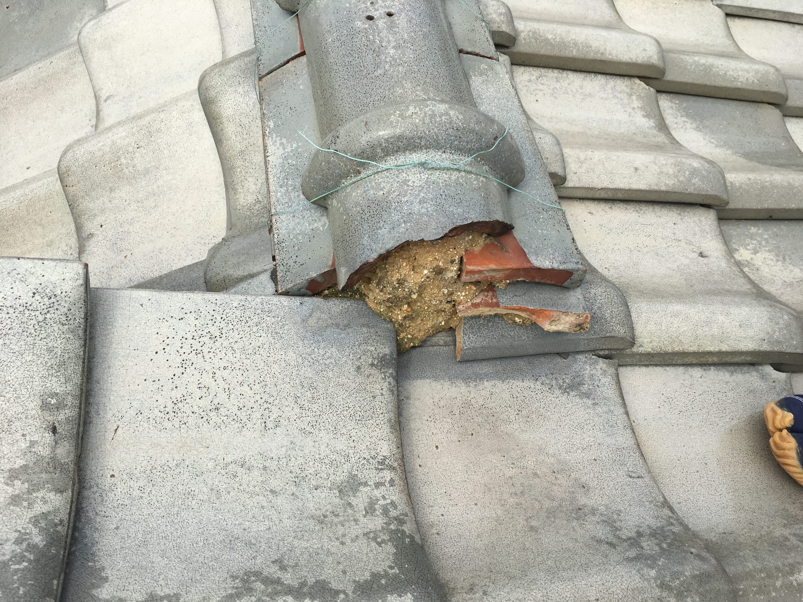 千葉県市川市の雨漏り修理で屋根瓦の一部張替えと漆喰の部分補修をさせていただきました