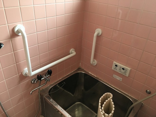 千葉県市川市の住宅　タイル張りの浴室壁に樹脂製手すりを取り付けました