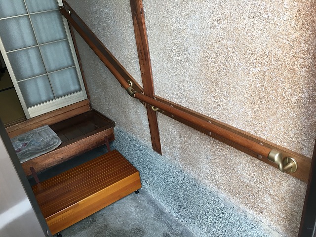 千葉県市川市で和風の玄関壁に手すりを取り付けました