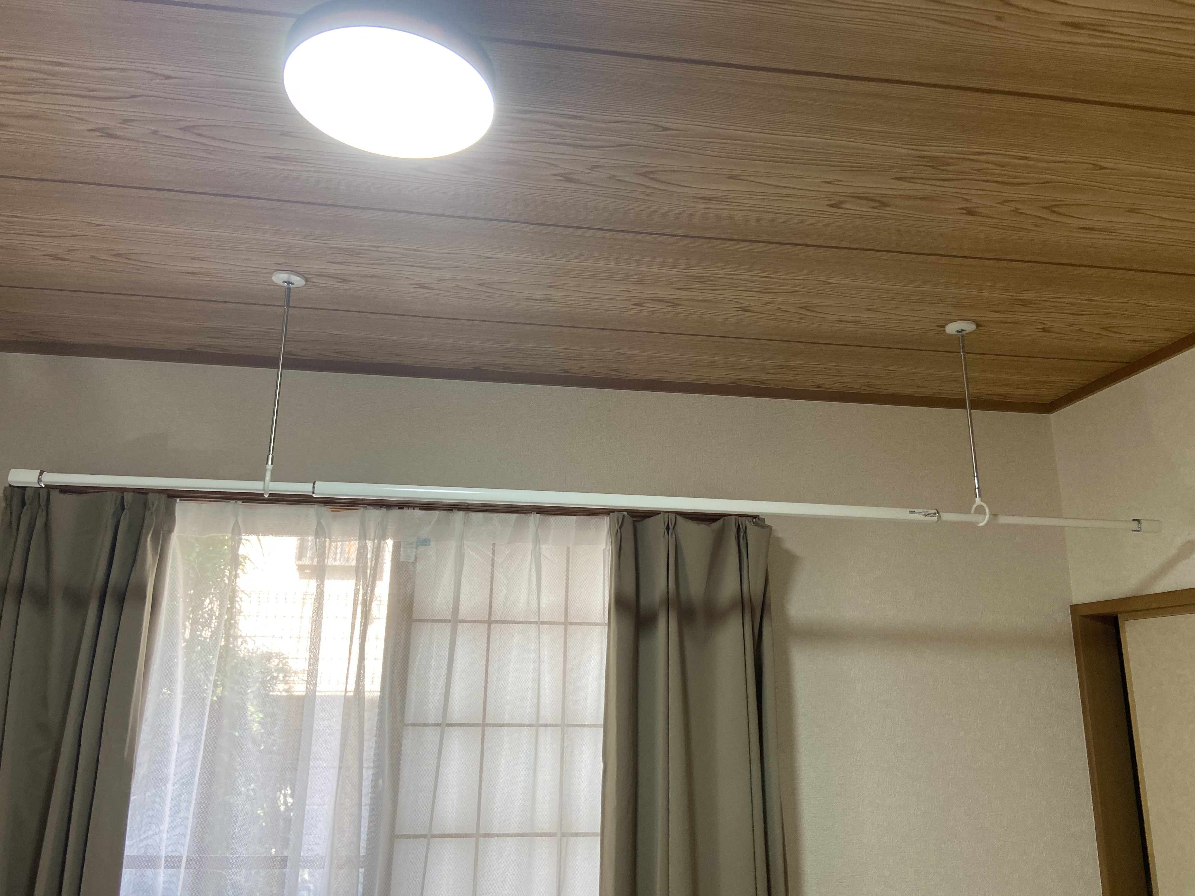 市川市で和室天井にホスクリーンを取り付けました