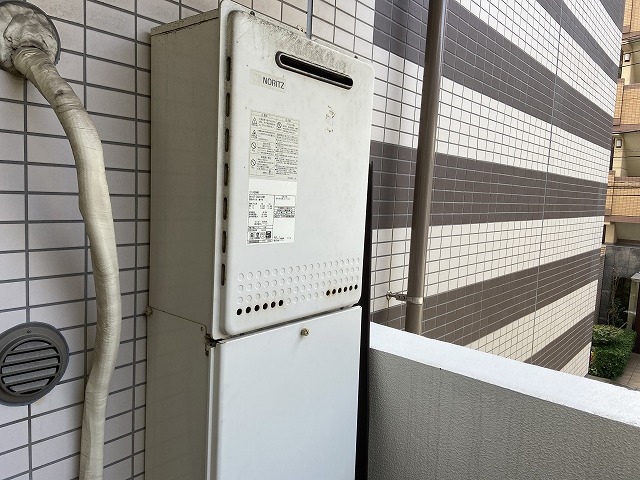 市川市マンションのベランダに設置されている給湯器の取り替え工事