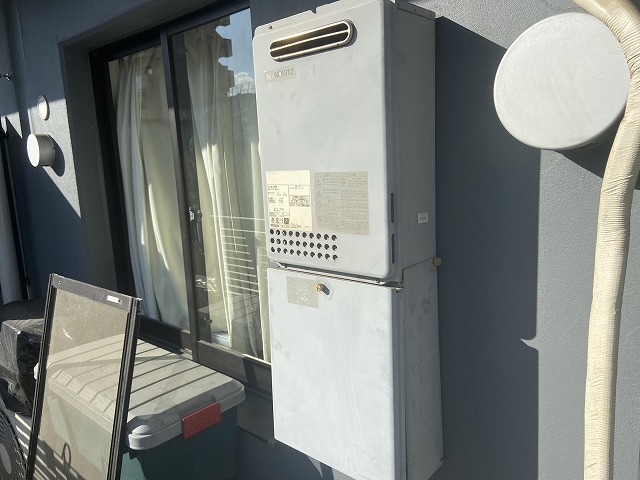 市川市マンションのベランダ設置の給湯専用給湯器の取り替え工事